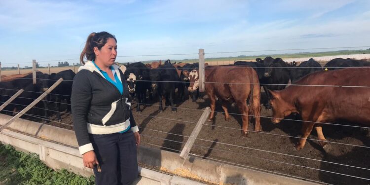 Luján Ramírez es encargada de un feedlot: “No se trata de que no haya mujeres que quieran hacer este trabajo, lo que faltan son empresarios que les den la oportunidad”
