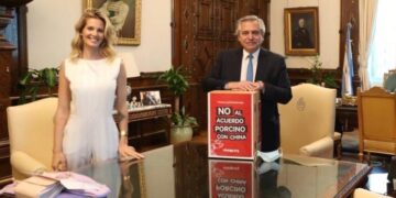 Alberto recibió de Liz Solari medio millón de firmas veganas en contra de las granjas chinas, pero ese acuerdo está paralizado por el país asiático