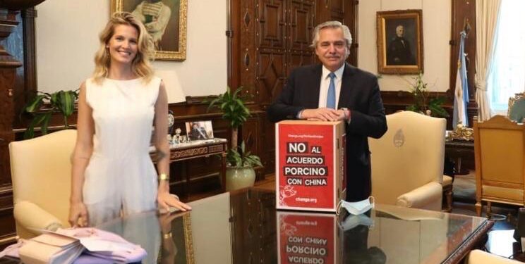 Alberto recibió de Liz Solari medio millón de firmas veganas en contra de las granjas chinas, pero ese acuerdo está paralizado por el país asiático