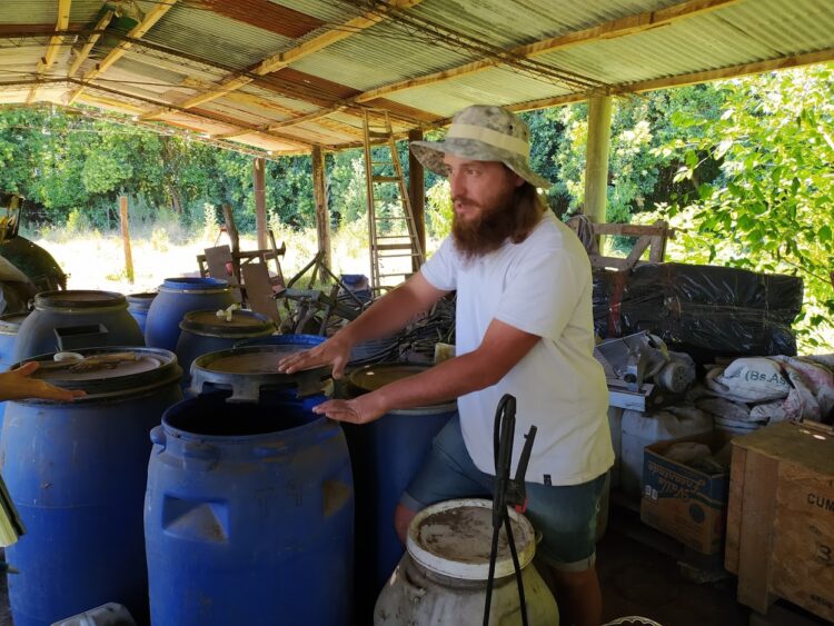Juan Gatti produce y enseña agroecología en Mercedes: “Tengo todo lo que quiero y si hace falta algo hacemos intercambio”