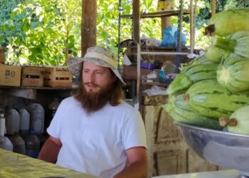 Juan Gatti produce y enseña agroecología en Mercedes: “Tengo todo lo que quiero y si hace falta algo hacemos intercambio”