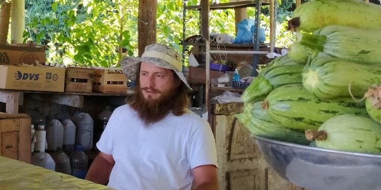 Juan Gatti produce y enseña agroecología en Mercedes: “Tengo todo lo que quiero y si hace falta algo hacemos intercambio”