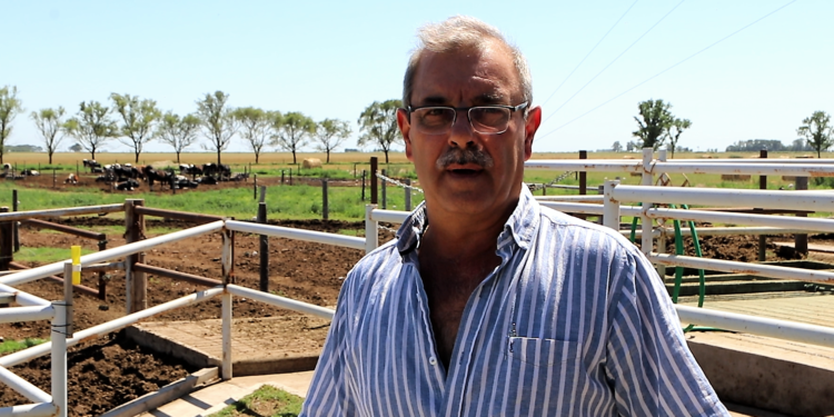 Oscar Chapado conoció todos los sistemas de ordeñe: Pasó del banquito atado a la cintura a montar el segundo tambo robotizado de la Argentina