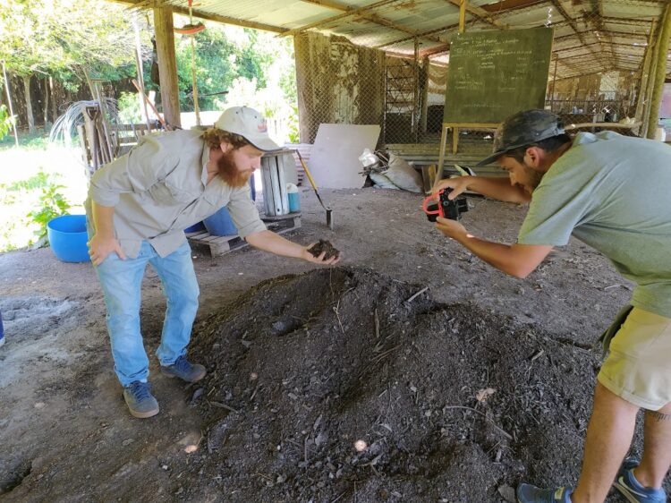 Pedro Spinelli es un “alquimista” de la agroecología: Fabrica biopreparados para recuperar los suelos de forma natural