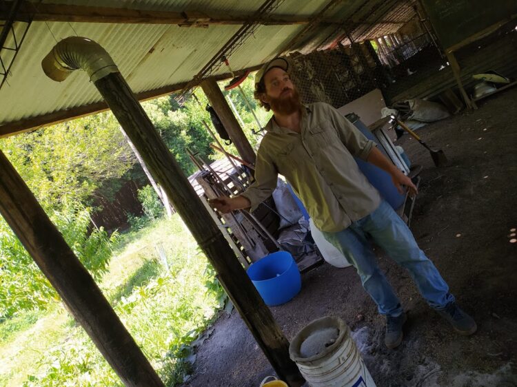 Pedro Spinelli es un “alquimista” de la agroecología: Fabrica biopreparados para recuperar los suelos de forma natural