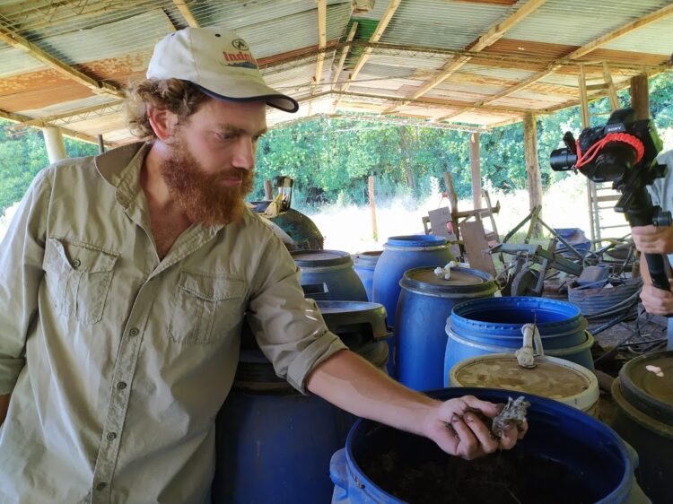 Pedro Spinelli es un “alquimista” de la agroecología: Fabrica biopreparados para recuperar los suelos de forma natural