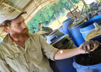 Pedro Spinelli es un “alquimista” de la agroecología: Fabrica biopreparados para recuperar los suelos de forma natural