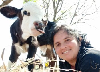 Ejemplo de superación, Lidia Sánchez trabaja en el tambo mientras estudia una tecnicatura: “Campo, vacas, terneros y mis hijos. Este es mi mundo”