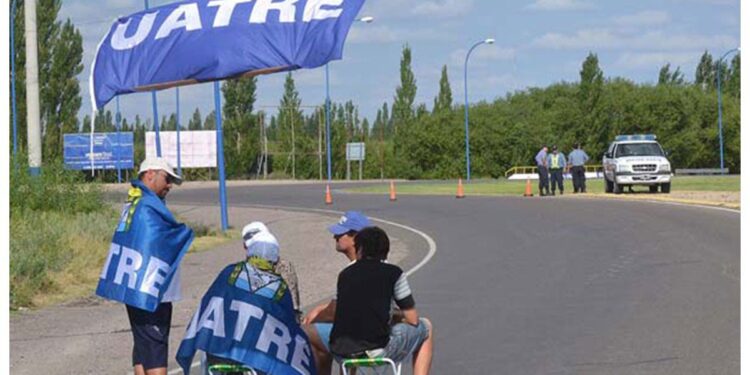 La UATRE se acordó de mostrar los dientes y logró un bono de 10 mil pesos para los trabajadores rurales