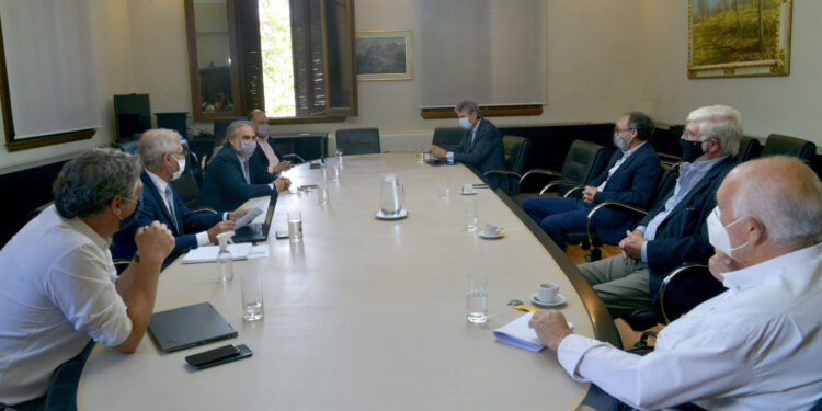 ¿En qué consiste la propuesta presentada por el CAA al gobierno para garantizar la disponibilidad de maíz a usuarios internos?