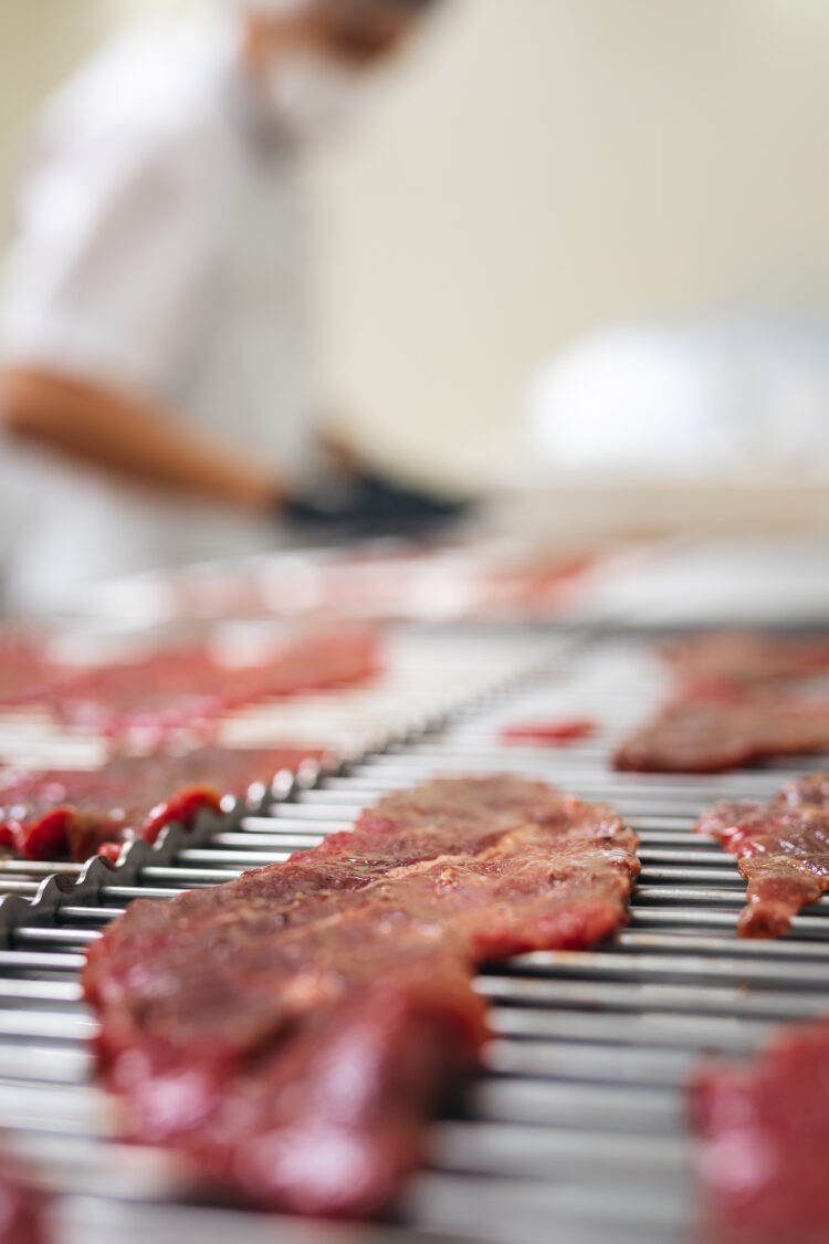 Cultura Cárnica: Dos hermanos, hijos de ganaderos, desarrollaron snacks de carne deshidratada junto al INTI
