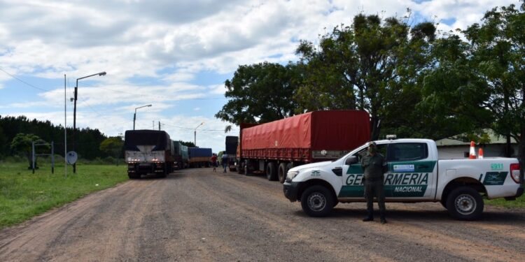 En apenas tres días Gendarmería detectó quince camiones con 436 toneladas de soja que intentaron cruzar a Paraguay