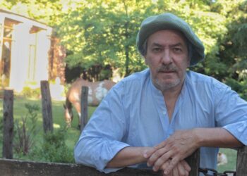 Claudio Ruiz de Galarreta construyó en Canning la pulpería de sus sueños: tallando cada ladrillo y compartida con amigos