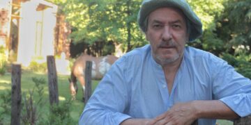 Claudio Ruiz de Galarreta construyó en Canning la pulpería de sus sueños: tallando cada ladrillo y compartida con amigos