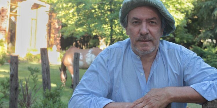 Claudio Ruiz de Galarreta construyó en Canning la pulpería de sus sueños: tallando cada ladrillo y compartida con amigos