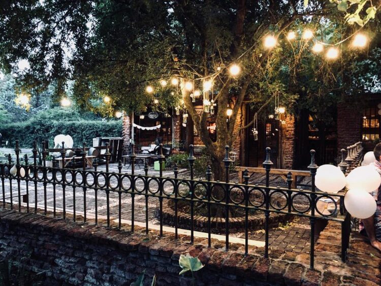 Claudio Ruiz de Galarreta construyó en Canning la pulpería de sus sueños: tallando cada ladrillo y compartida con amigos