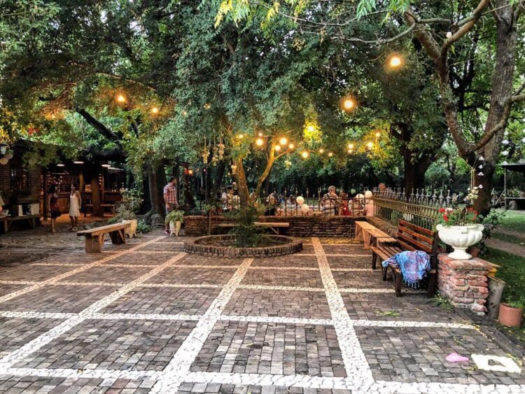 Claudio Ruiz de Galarreta construyó en Canning la pulpería de sus sueños: tallando cada ladrillo y compartida con amigos