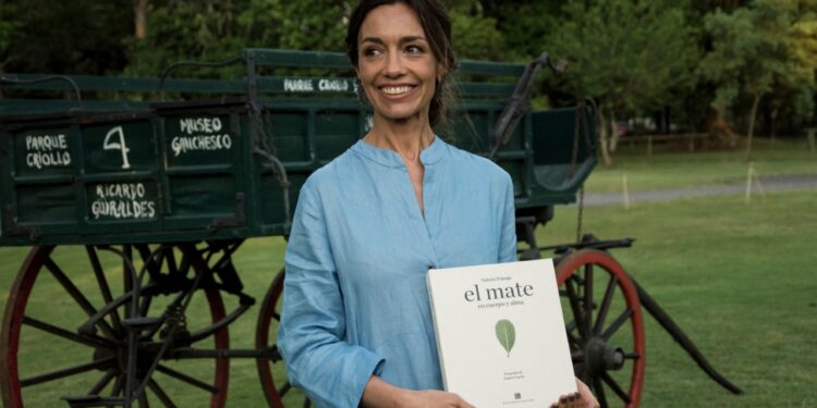 Sabores y saberes: Valeria Trápaga fue la primera sommelier de yerba mate y ahora escribió un libro muy completo sobre nuestra más tradicional bebida