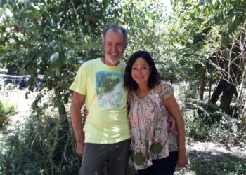 Juntos por un sueño (que se hizo realidad): La bella historia de La Arbolada y de su exclusivo vino de arándanos