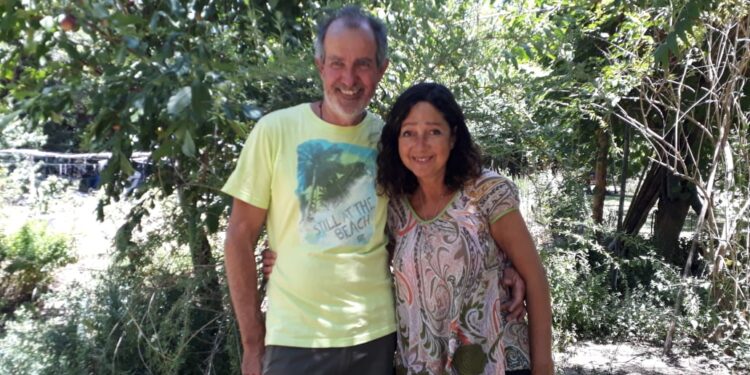 Juntos por un sueño (que se hizo realidad): La bella historia de La Arbolada y de su exclusivo vino de arándanos