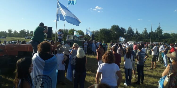 Boludeada por medio gobierno y demonizada por la otra mitad, a la Mesa de Enlace no le quedó remedio y ratificó el paro agropecuario