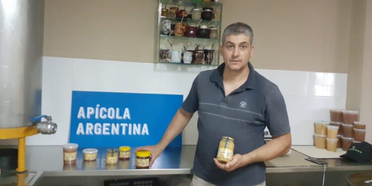 Breve pero intensa historia de un apicultor de San Juan: “Cuanto más conozco a la gente, más amo a las abejas”, nos dice Sergio Fernández