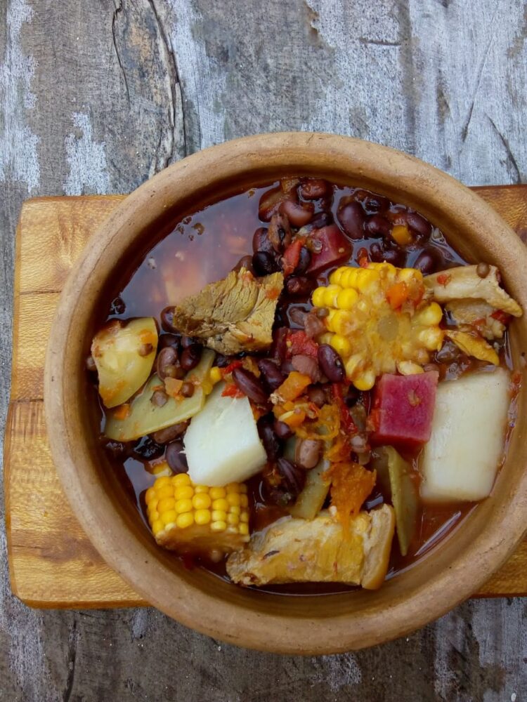 Una historia de amor en guaraní: Saúl y Ángeles cocinan con hongos, hierbas y frutos que recogen de la selva misionera