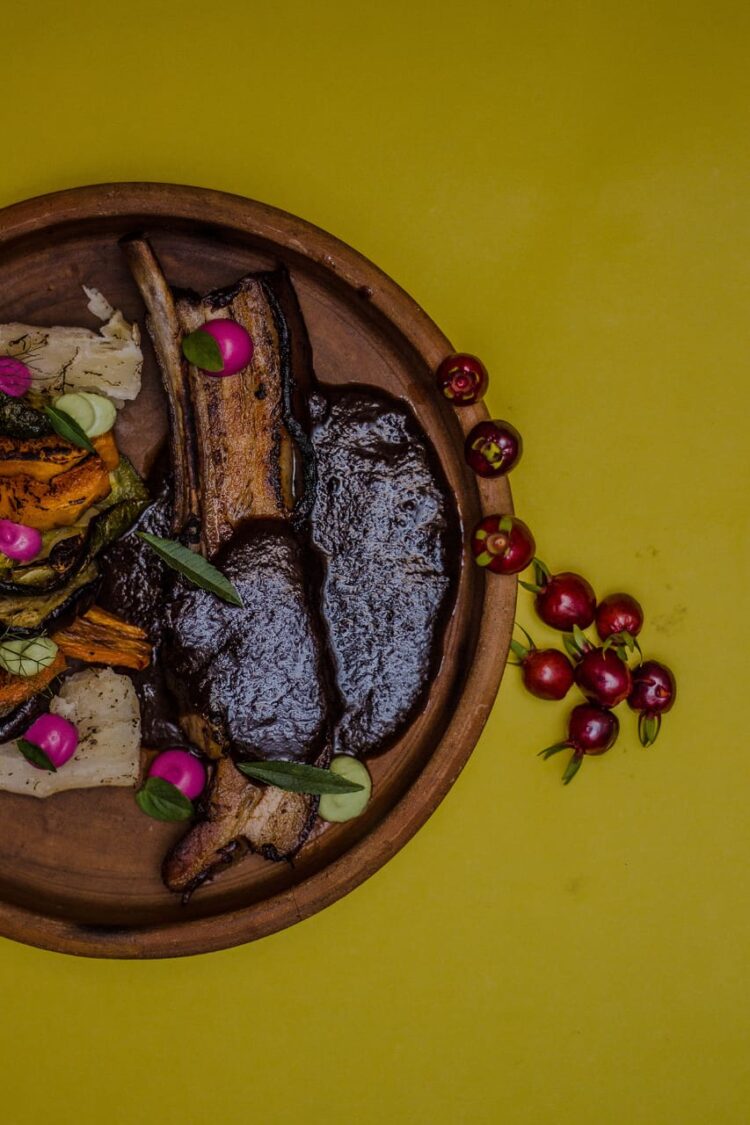 Una historia de amor en guaraní: Saúl y Ángeles cocinan con hongos, hierbas y frutos que recogen de la selva misionera