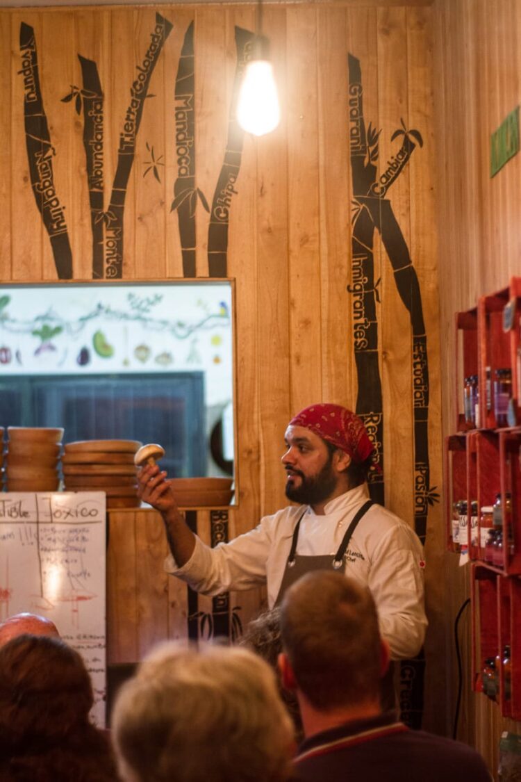 Una historia de amor en guaraní: Saúl y Ángeles cocinan con hongos, hierbas y frutos que recogen de la selva misionera