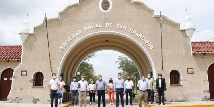 ¿Los cadena lechera tiene quien la defienda? Córdoba y Santa Fe se unen para reclamar una rebaja de las retenciones a la leche en polvo