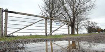 Llueve, llueve, llueve… Y el campo no se mueve: La Mesa de Enlace ratificó la continuidad del paro