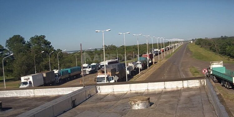 El tránsito está pesado: Los transportistas autoconvocados siguen protestando y entorpecen el paso de productos sensibles