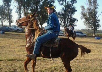 ¿Quién es el nuevo “ruralista K” que enfrenta en soledad a la Mesa de Enlace? Un abogado militante que dirige una rural donde solo funciona una escuela de equitación