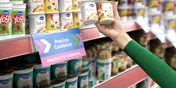 Bueno para el consumidor y una amenaza para los productores: Habrá más lácteos, frutas y carne con “precios cuidados”