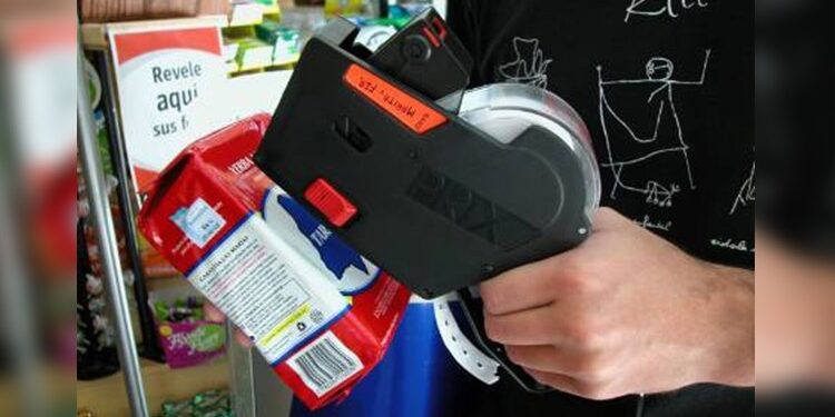 Bueno para el consumidor y una amenaza para los productores: Habrá más lácteos, frutas y carne con “precios cuidados”