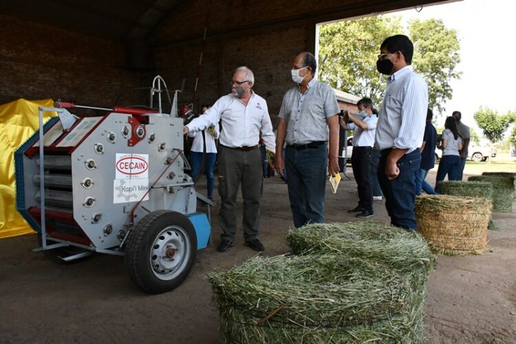 Desarrollo del INTA: Una mini enfardadora que se puede llevar en la camioneta y confecciona rollos de hasta 40 kilos