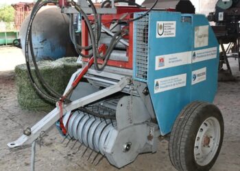 Desarrollo del INTA: Una mini enfardadora que se puede llevar en la camioneta y confecciona rollos de hasta 40 kilos