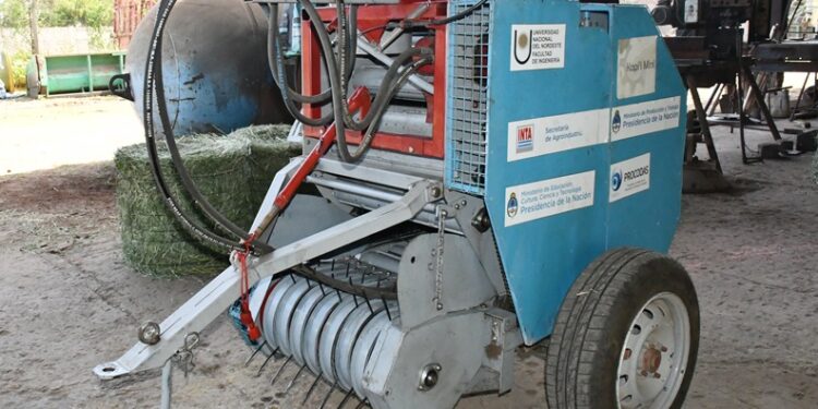 Desarrollo del INTA: Una mini enfardadora que se puede llevar en la camioneta y confecciona rollos de hasta 40 kilos
