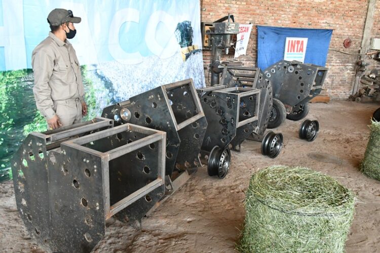 Desarrollo del INTA: Una mini enfardadora que se puede llevar en la camioneta y confecciona rollos de hasta 40 kilos
