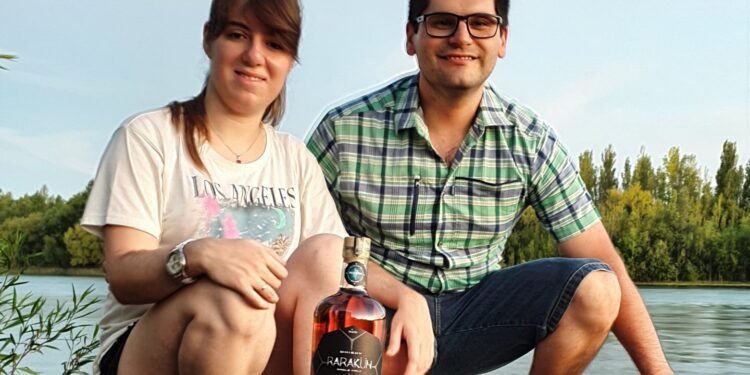 Nadia y Cristian pensaron que ya había demasiadas cervezas: Entonces comenzaron a elaborar el primer whisky del Alto Valle