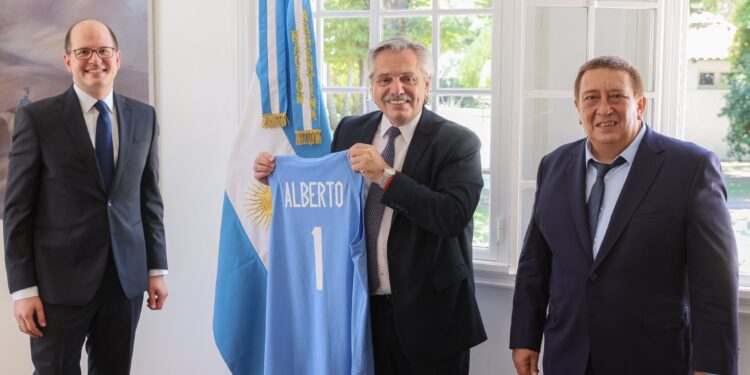 Alberto Fernández advierte que está dispuesto a subir retenciones y poner cupos de exportación para granos y carnes: “Tienen que entender que los pastos no están dolarizados”