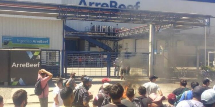 La localidad de Pérez Millán tuvo su propia “Rebelión de Atlas”: La familia Borrell cierra el frigorífico Arrebeef cansada de los hostigamientos sindicales