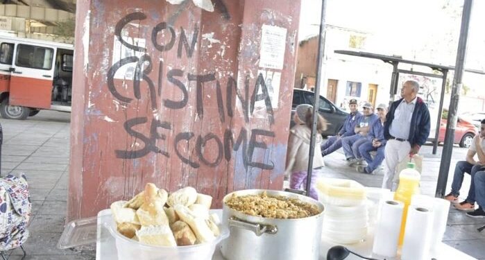 En el último año se destruyeron más de 200.000 puestos de trabajo en el sector privado: pero aumentó el empleo público