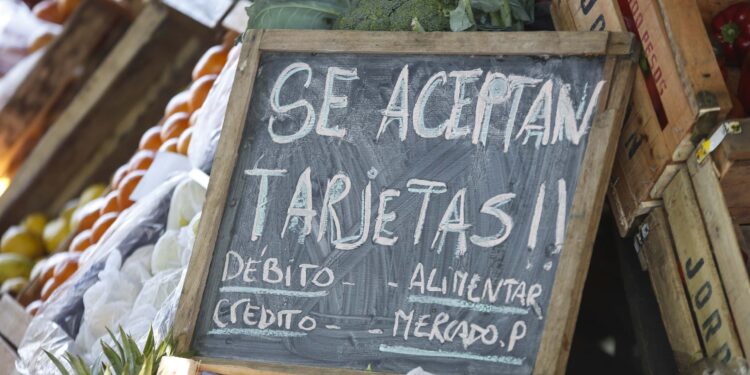 Una buena noticia: Son cada vez más saludables los alimentos que compran los beneficiarios de la Tarjeta Alimentar