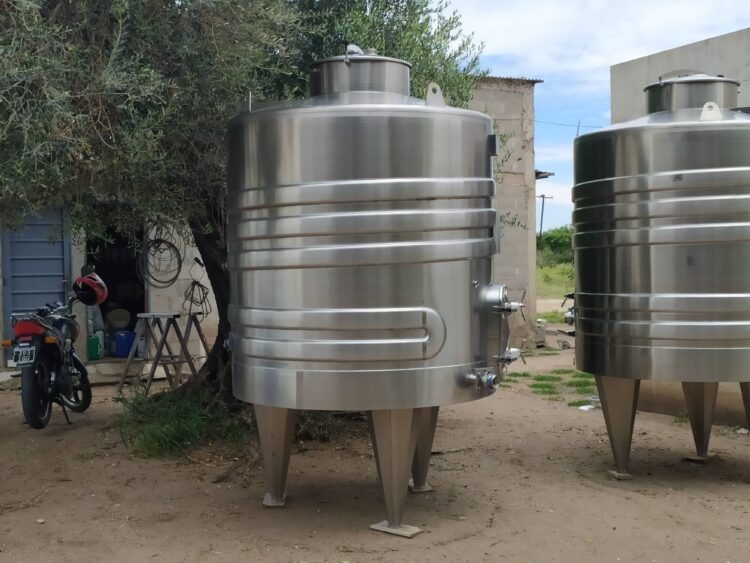 Los muchachos que se imaginaron produciendo alfalfa y terminarán elaborando los primeros vinos de Cruz del Eje