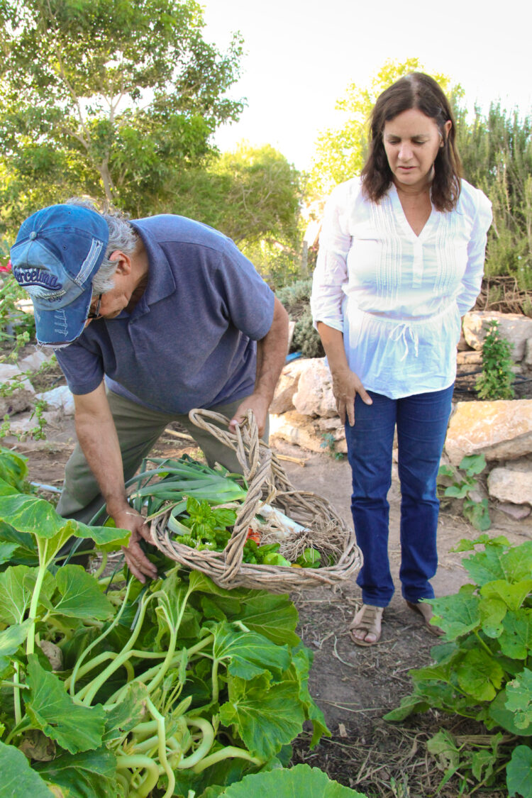 En Albardón, San Juan, Lucía y Pedro van creando su propio paraíso autosustentable: tiene granja, huerta y hasta un bosque de plantas autóctonas