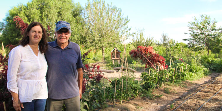 En Albardón, San Juan, Lucía y Pedro van creando su propio paraíso autosustentable: tiene granja, huerta y hasta un bosque de plantas autóctonas