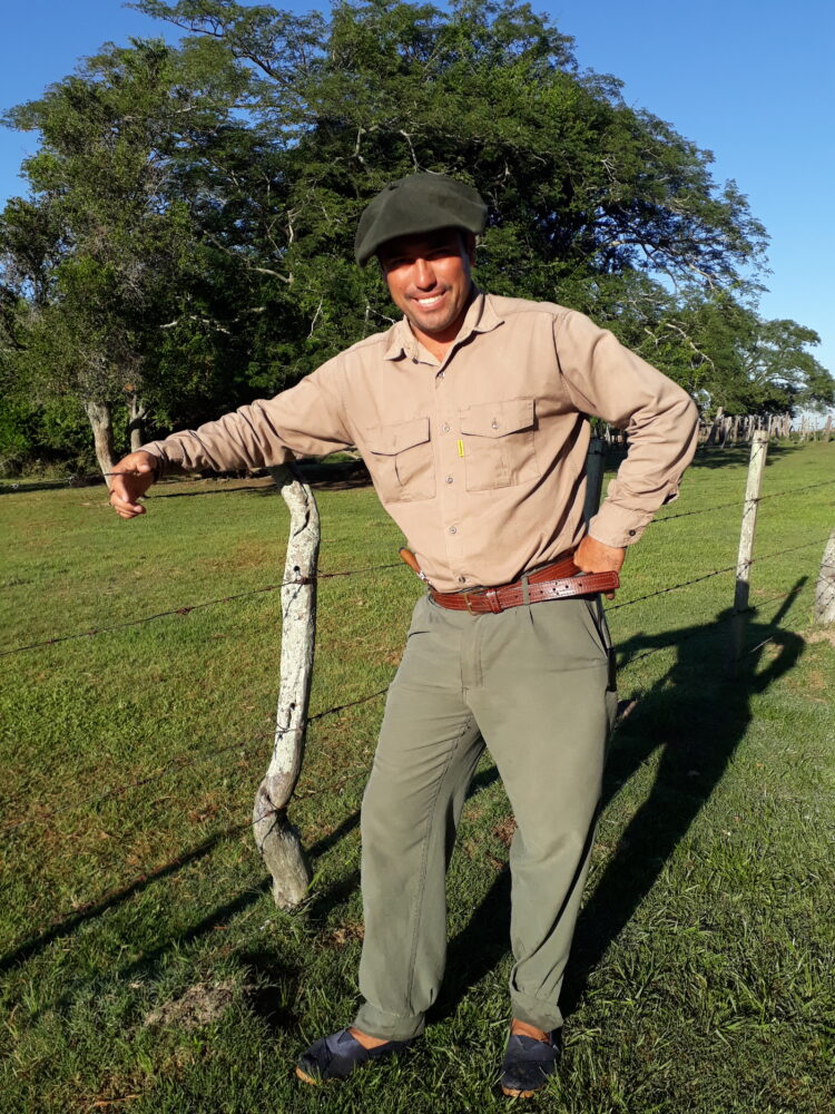 Mingo Ávalos cría vacas estero adentro y recibe turistas que quieren saber cómo es eso del arreo acuático