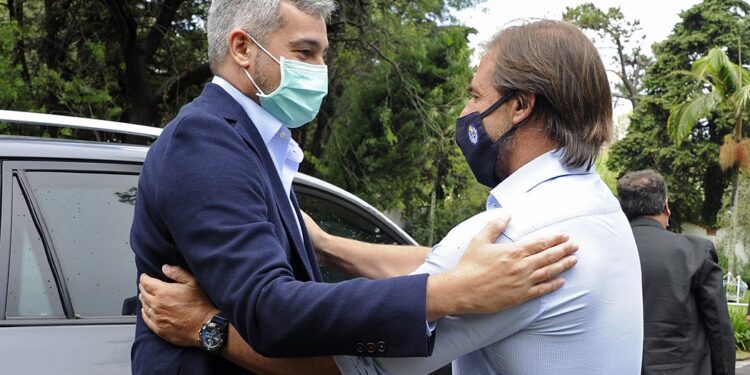 Buena suerte Argentina: Lacalle Pou y Mario Abdo se reunieron para llevar a cabo una “flexibilización” comercial del Mercosur