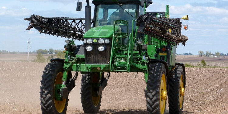 Fijaron un salario mínimo de casi 100.000 pesos para operadores de pulverizadoras